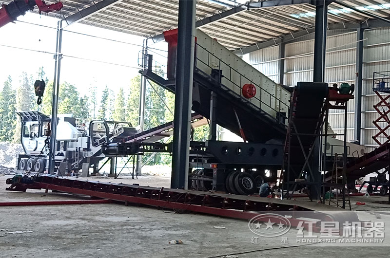 二合一礦業(yè)移動式破碎機現(xiàn)場 二合一礦業(yè)移動式破碎機現(xiàn)場