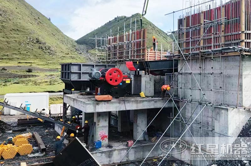 57破碎機(jī)安裝作業(yè)現(xiàn)場(chǎng)實(shí)拍 57破碎機(jī)安裝作業(yè)現(xiàn)場(chǎng)實(shí)拍